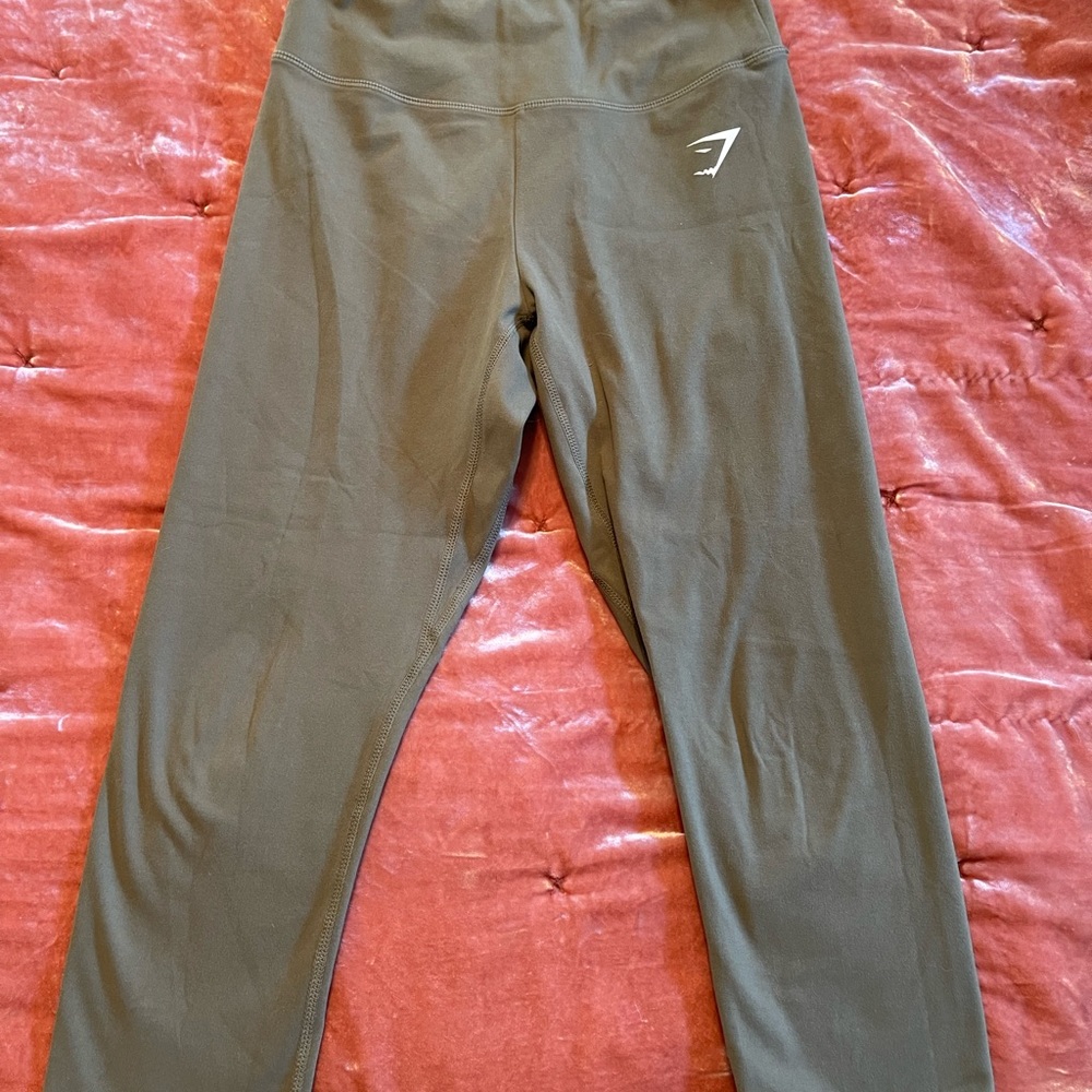 Cropped olive green Gym Shark leggings